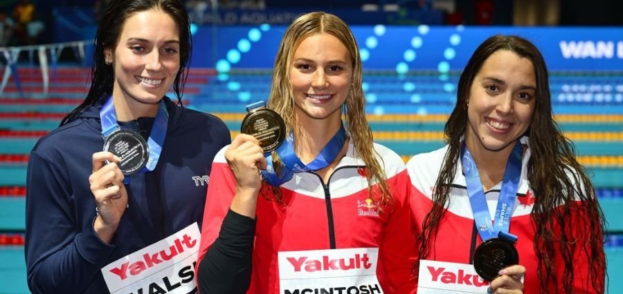 You are currently viewing U.S. Women Set World Record at 2025 World Swimming Championships as McIntosh Seals Fourth Gold
